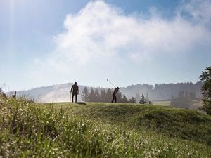 Gäste von Haubers Naturresort im bayerischen Allgäu profitieren vom Direkteinstieg zum 18-Loch-Platz des Golfzentrums Oberstaufen mit Gratis-Greenfee Gäste von Haubers Naturresort im bayerischen Allgäu profitieren vom Direkteinstieg zum 18-Loch-Platz des Golfzentrums Oberstaufen mit Gratis-Greenfee