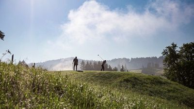 Gäste von Haubers Naturresort im bayerischen Allgäu profitieren vom Direkteinstieg zum 18-Loch-Platz des Golfzentrums Oberstaufen mit Gratis-Greenfee