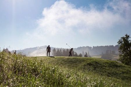 Gäste von Haubers Naturresort im bayerischen Allgäu profitieren vom Direkteinstieg zum 18-Loch-Platz des Golfzentrums Oberstaufen mit Gratis-Greenfee