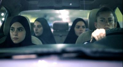 Die Schwestern Fatima (Celina Antwan), Shaima (Nagham Abu Baker) und Nour (Andria Tayeh) werden von Sarah (Florentina Holzinger, v.l.n.r.) gefahren