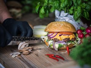 Die bayerische Alpenstadt Bad Reichenhall im Berchtesgadener Land kommt regelmäßig in den Genuss der Burger des Streetfood-Trucks „Rolling Stew“ von Inhaber Tommy Wieneke, so auch im Rahmen der Kulinarischen Feiertage von 26. bis 29. Oktober 2024 Die bayerische Alpenstadt Bad Reichenhall im Berchtesgadener Land kommt regelmäßig in den Genuss der Burger des Streetfood-Trucks „Rolling Stew“ von Inhaber Tommy Wieneke, so auch im Rahmen der Kulinarischen Feiertage von 26. bis 29. Oktober 2024