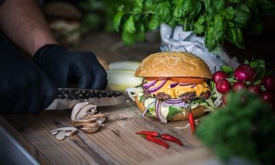 Die bayerische Alpenstadt Bad Reichenhall im Berchtesgadener Land kommt regelmäßig in den Genuss der Burger des Streetfood-Trucks „Rolling Stew“ von Inhaber Tommy Wieneke, so auch im Rahmen der Kulinarischen Feiertage von 26. bis 29. Oktober 2024