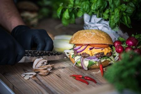 Die bayerische Alpenstadt Bad Reichenhall im Berchtesgadener Land kommt regelmäßig in den Genuss der Burger des Streetfood-Trucks „Rolling Stew“ von Inhaber Tommy Wieneke, so auch im Rahmen der Kulinarischen Feiertage von 26. bis 29. Oktober 2024