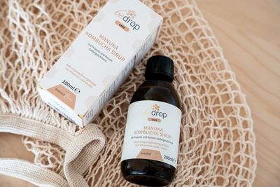 Der neue Manuka-Kombucha-Sirup des Mannheimer Unternehmens bedrop