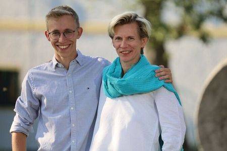 Seit 20 Jahren das Gesicht für achtsamen Tourismus: Gründerin Sonja Miko mit ihrem Sohn Samuel Miko, der die authentische und nachhaltige Philosophie von Indigourlaub in die nächste Generation trägt
