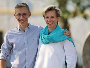 Seit 20 Jahren das Gesicht für achtsamen Tourismus: Gründerin Sonja Miko mit ihrem Sohn Samuel Miko, der die authentische und nachhaltige Philosophie von Indigourlaub in die nächste Generation trägt