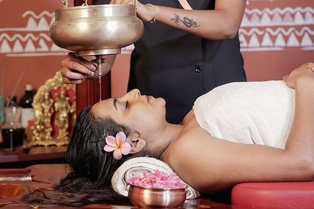 Shirodhara – der gleichmäßig und langsam ausgeführte Guss von medizinischem Öl über die Stirn – wird im indischen Akanta Ayurveda & Yoga Resort gezielt bei der Behandlung von Depressionen eingesetzt