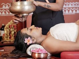Shirodhara – der gleichmäßig und langsam ausgeführte Guss von medizinischem Öl über die Stirn – wird im indischen Akanta Ayurveda & Yoga Resort gezielt bei der Behandlung von Depressionen eingesetzt Shirodhara – der gleichmäßig und langsam ausgeführte Guss von medizinischem Öl über die Stirn – wird im indischen Akanta Ayurveda & Yoga Resort gezielt bei der Behandlung von Depressionen eingesetzt