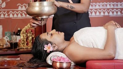 Shirodhara – der gleichmäßig und langsam ausgeführte Guss von medizinischem Öl über die Stirn – wird im indischen Akanta Ayurveda & Yoga Resort gezielt bei der Behandlung von Depressionen eingesetzt