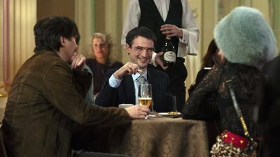 Moskauer Luxus-Nächte Vadim Baranov (Paul Dano, l.), Dmitri Sidorov (Tom Sturridge, m.) und Ksenia (Alicia Vikander) im Restaurant