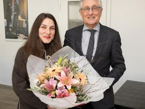 Die Opernsängerin am Gemeinschaftstheater wird von den Theaterfreunden Krefeld für ihr herausragendes Talent ausgezeichnet Die Opernsängerin am Gemeinschaftstheater wird von den Theaterfreunden Krefeld für ihr herausragendes Talent ausgezeichnet