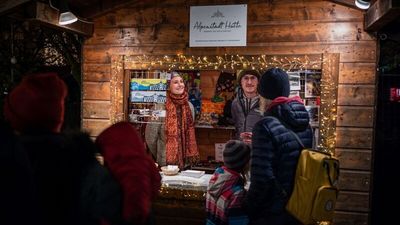 Dank der beiden Pop-up-Hütten auf dem Bad Reichenhaller Christkindlmarkt haben auch vielbeschäftigte Künstler und Handwerker die Gelegenheit, ihre Produkte im Rahmen eines persönlichen Wunsch-Zeitraums zum Verkauf anzubieten