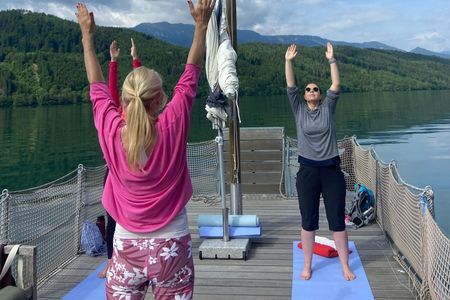 Floß-Yoga am Millstätter See: Wöchentliches Angebot für Gäste der Villa Postillion am See