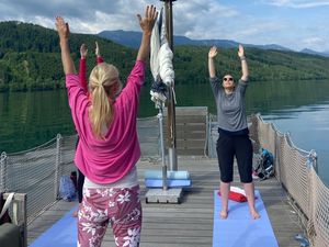 Floß-Yoga am Millstätter See: Wöchentliches Angebot für Gäste der Villa Postillion am See