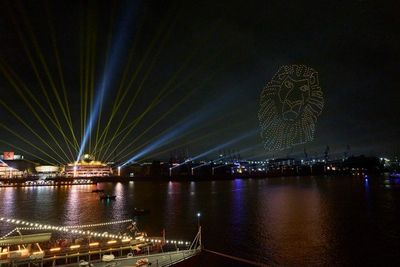 Spektakulärer Höhepunkt zur Eröffnung des „Golden Port" am 1. Oktober: 750 Drohnen inszenierten zum Start der Lichtinstallation bekannte Motive und Szenenelemente aus Disneys DER KÖNIG DER LÖWEN am Himmel über dem Hafen