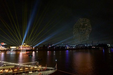 Spektakulärer Höhepunkt zur Eröffnung des „Golden Port" am 1. Oktober: 750 Drohnen inszenierten zum Start der Lichtinstallation bekannte Motive und Szenenelemente aus Disneys DER KÖNIG DER LÖWEN am Himmel über dem Hafen