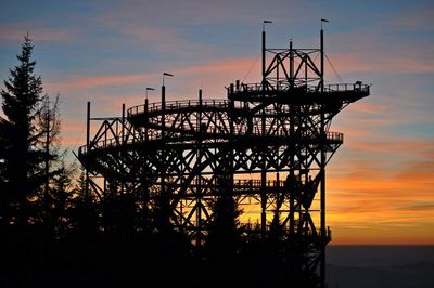 Zwischen Himmel und Erde: Der Sky Walk von Dolní Morava ragt über den Baumwipfeln Ostböhmens empor