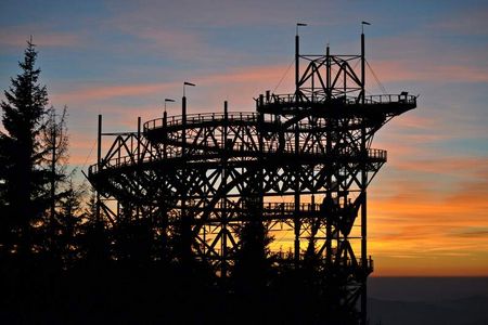 Zwischen Himmel und Erde: Der Sky Walk von Dolní Morava ragt über den Baumwipfeln Ostböhmens empor