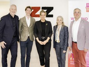 Frank Oelschläger, Veit Ulbricht, Mona Neubaur, Anke Eickhoff und Marc Zimmermann Frank Oelschläger, Veit Ulbricht, Mona Neubaur, Anke Eickhoff und Marc Zimmermann