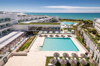 Vom Pool und einigen Zimmern genießen Gäste des Grupotel Conil Playa im spanischen Cádiz den Blick auf den Atlantik