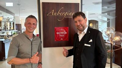 Küchenchef Maximilian Moser und Jean-Marc Ferrara, seit September 2026 Leiter des Gourmetrestaurant Aubergine, mit der frischen Plakette des „Guide MICHELIN