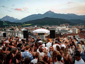 Heiße Beats meets Panoramablick. Ab Mai gibt es wieder legendäre Rooftop-Partys mit stylischen Cocktail-Variationen im ADLERS Lifestyle-Hotel in Innsbruck Heiße Beats meets Panoramablick. Ab Mai gibt es wieder legendäre Rooftop-Partys mit stylischen Cocktail-Variationen im ADLERS Lifestyle-Hotel in Innsbruck