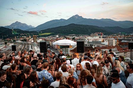 Heiße Beats meets Panoramablick. Ab Mai gibt es wieder legendäre Rooftop-Partys mit stylischen Cocktail-Variationen im ADLERS Lifestyle-Hotel in Innsbruck