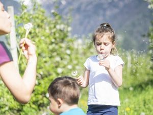 Auf spielerische Weise können Kids im Familienurlaub in Schenna den behutsamen Umgang mit der Südtiroler Natur erleben – abseits der digitalen Welt