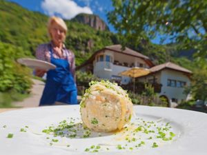 Südtirols Bäuerinnen sind seit je Expertinnen für die vegetarische Küche, denn Fleisch gab‘s früher höchstens am Wochenende. Auf vielen „Roter Hahn“-Höfen kommen Kasknödel und Co. auch mal für die Gäste auf den Tisch Südtirols Bäuerinnen sind seit je Expertinnen für die vegetarische Küche, denn Fleisch gab‘s früher höchstens am Wochenende. Auf vielen „Roter Hahn“-Höfen kommen Kasknödel und Co. auch mal für die Gäste auf den Tisch