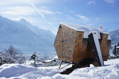 Holz, Höhe, Haltung: Der Ufogel bei Nussdorf-Debant in Osttirol denkt das Ferienhaus auf Stelzen neu