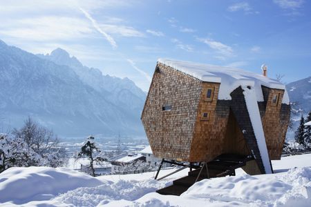 Holz, Höhe, Haltung: Der Ufogel bei Nussdorf-Debant in Osttirol denkt das Ferienhaus auf Stelzen neu