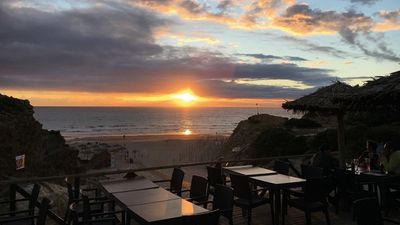 Unweit der Ferienvillen Victor’s Portugal Malveira-Guincho an Lissabons Costa do Sol erleben Verliebte nach einem Strandspaziergang in der Bar do Guincho einen kitschig-schönen Sonnenuntergang