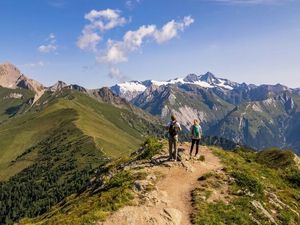 Die Schönheit des Weitwanderns liegt auch in seiner Schlichtheit. Mit leichtem Gepäck lässt man alles Unnötige hinter sich und genießt den Ausblick