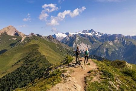 Die Schönheit des Weitwanderns liegt auch in seiner Schlichtheit. Mit leichtem Gepäck lässt man alles Unnötige hinter sich und genießt den Ausblick