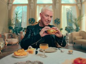 Cris P. Baxxter genießt seinen McCrispy Cris P. Baxxter genießt seinen McCrispy