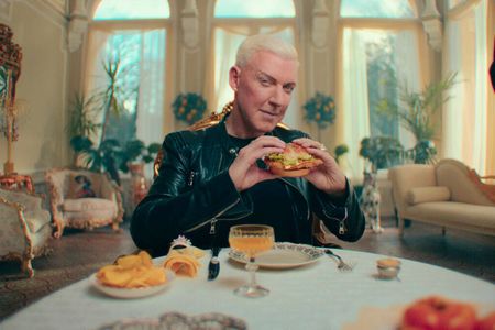 Cris P. Baxxter genießt seinen McCrispy