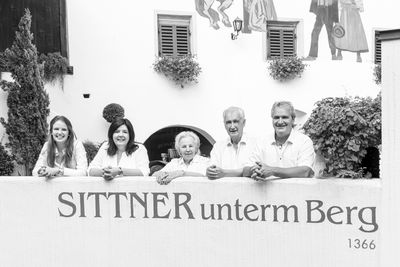 Auf dem Sittnerhof in Meran, Mitglied des Südtiroler Qualitätssiegels „Roter Hahn“, lässt sich Tochter Verena (li.) von ihren (Groß-)Eltern alles beibringen, was es für die Betriebsführung braucht