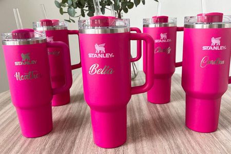 Die Stanley-Tumbler gibt es mittlerweile auch personalisiert bei Etsy