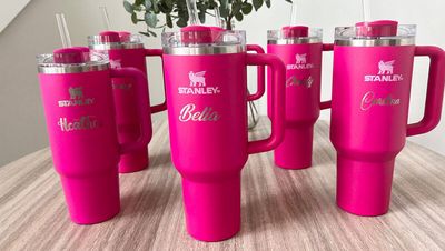 Die Stanley-Tumbler gibt es mittlerweile auch personalisiert bei Etsy