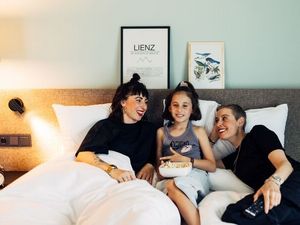 Gemütlich als Familie im Zimmer bleiben oder in „harry’s Wohnzimmer“ die Gesellschaft anderer Leute genießen: möglich bei harry’s home hotels & apartments mit Häusern von Berlin über Zürich bis Wien Gemütlich als Familie im Zimmer bleiben oder in „harry’s Wohnzimmer“ die Gesellschaft anderer Leute genießen: möglich bei harry’s home hotels & apartments mit Häusern von Berlin über Zürich bis Wien
