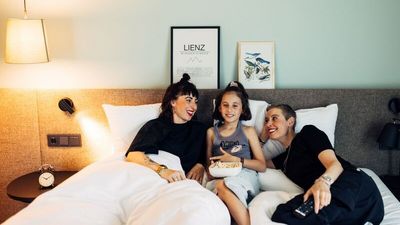 Gemütlich als Familie im Zimmer bleiben oder in „harry’s Wohnzimmer“ die Gesellschaft anderer Leute genießen: möglich bei harry’s home hotels & apartments mit Häusern von Berlin über Zürich bis Wien