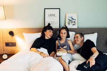 Gemütlich als Familie im Zimmer bleiben oder in „harry’s Wohnzimmer“ die Gesellschaft anderer Leute genießen: möglich bei harry’s home hotels & apartments mit Häusern von Berlin über Zürich bis Wien