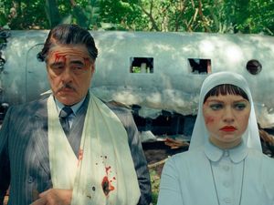 Zsa-Zsa Korda (Benicio Del Toro) und Liesl (Mia Threapleton) haben einen weiteren Absturz überlebt Zsa-Zsa Korda (Benicio Del Toro) und Liesl (Mia Threapleton) haben einen weiteren Absturz überlebt