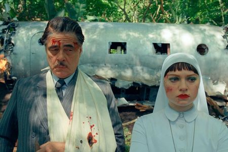 Zsa-Zsa Korda (Benicio Del Toro) und Liesl (Mia Threapleton) haben einen weiteren Absturz überlebt