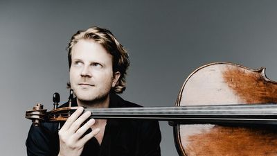 Unter anderem dem Cellisten Julian Steckel ist zu verdanken, dass Füssens reiche Geschichte als Lauten- und Geigenbau-Metropole bis heute weiterlebt. Das alljährliche Festival vielsaitig steht unter seiner Regie