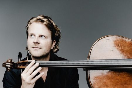 Unter anderem dem Cellisten Julian Steckel ist zu verdanken, dass Füssens reiche Geschichte als Lauten- und Geigenbau-Metropole bis heute weiterlebt. Das alljährliche Festival vielsaitig steht unter seiner Regie