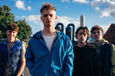 Tommy (Anson Boon, 2.v.l.) und seine Kumpels treten gerne wie die großen Macker auf