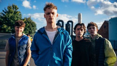 Tommy (Anson Boon, 2.v.l.) und seine Kumpels treten gerne wie die großen Macker auf