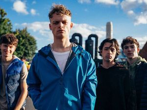 Tommy (Anson Boon, 2.v.l.) und seine Kumpels treten gerne wie die großen Macker auf Tommy (Anson Boon, 2.v.l.) und seine Kumpels treten gerne wie die großen Macker auf