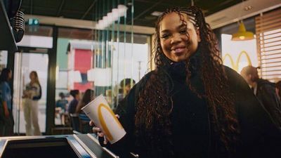 Zoe Wees entsorgt ihre Pappbecher vorbildlich